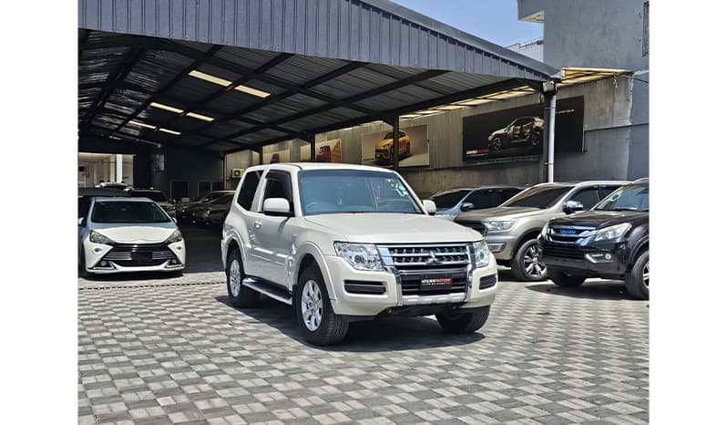 2017 Mitsubishi Pajero image-1