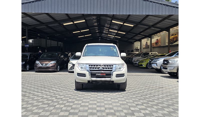 2017 Mitsubishi Pajero image-2