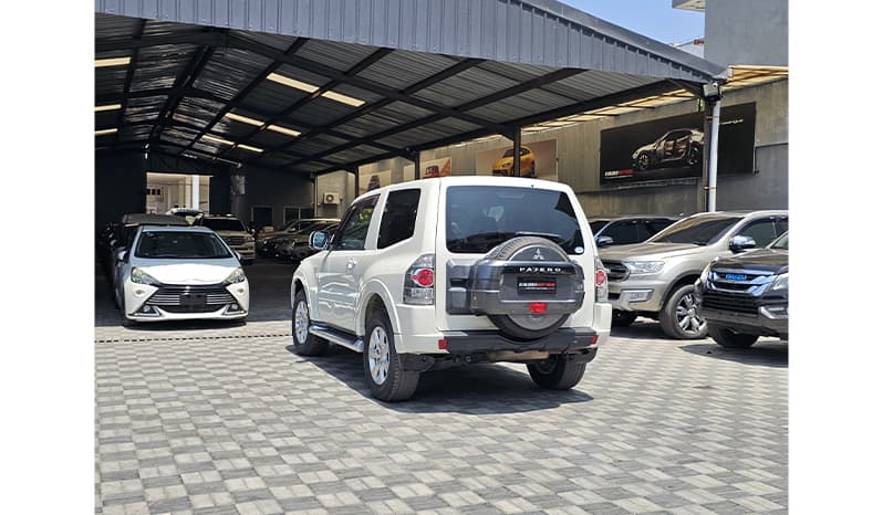 2017 Mitsubishi Pajero image-4