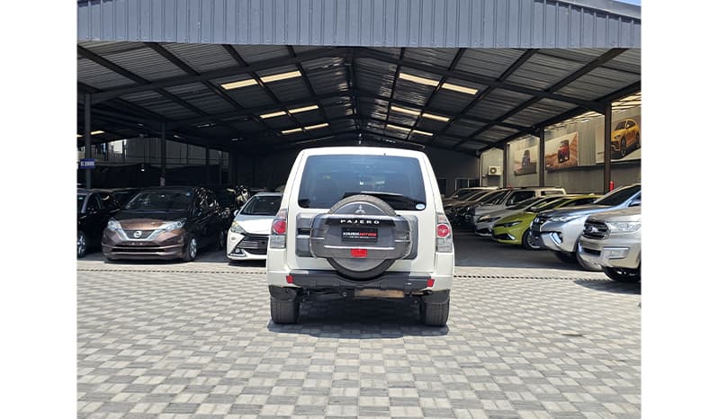 2017 Mitsubishi Pajero image-5