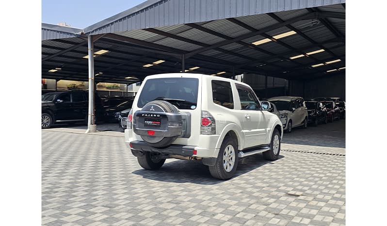 2017 Mitsubishi Pajero image-6