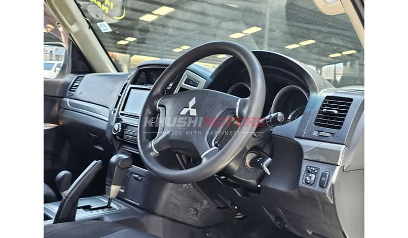 2017 Mitsubishi Pajero image-7