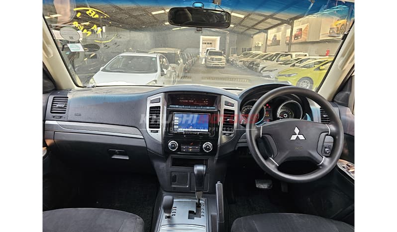 2017 Mitsubishi Pajero image-8