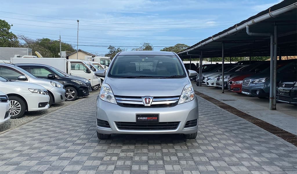 2017 Toyota Isis image-1