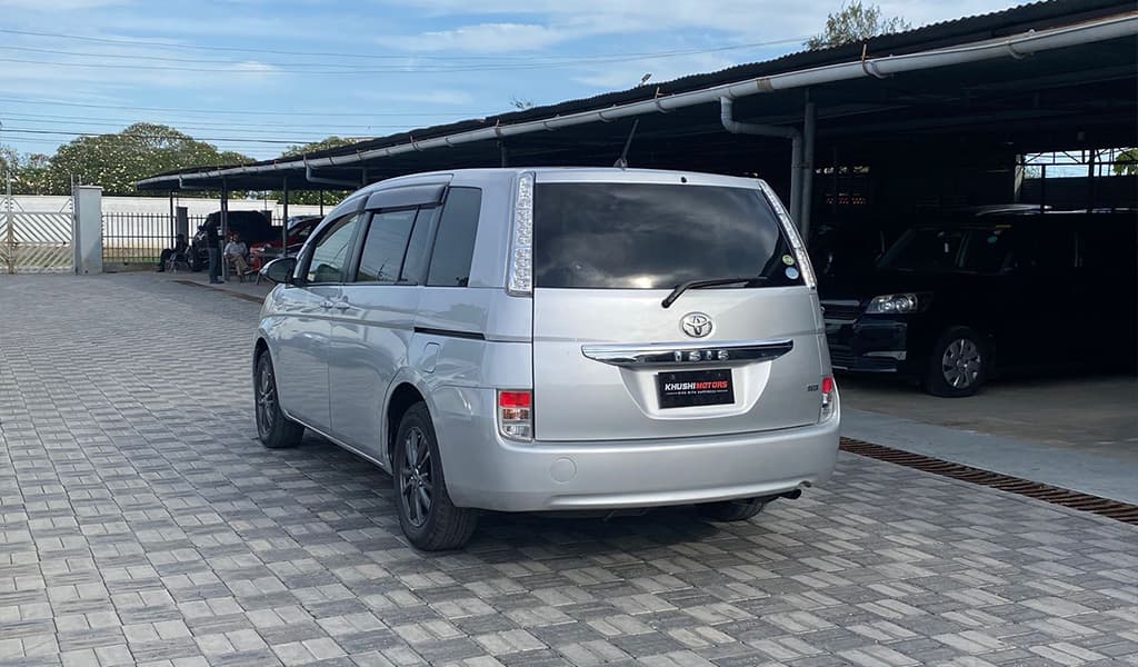 2017 Toyota Isis image-11