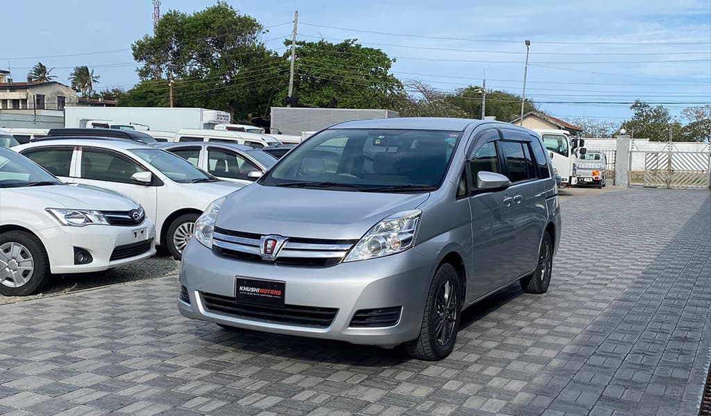 2017 Toyota Isis image-12