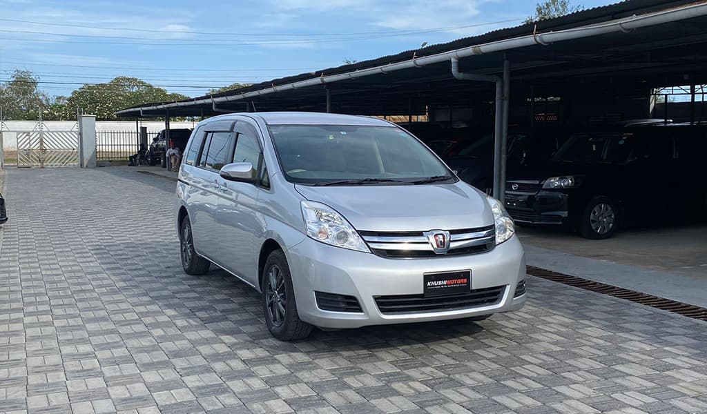 2017 Toyota Isis image-13