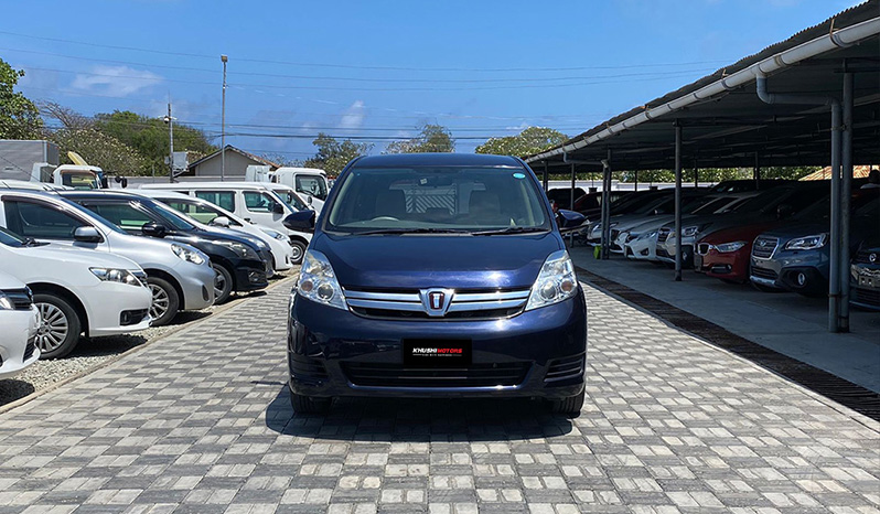 2016 Toyota Isis image-1
