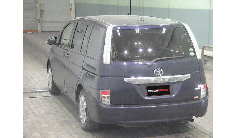 2016 Toyota Isis image-3
