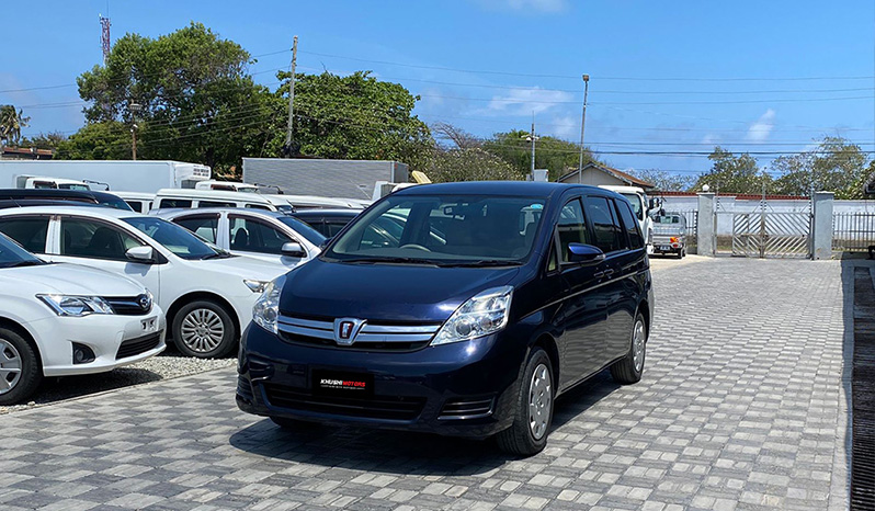 2016 Toyota Isis image-8