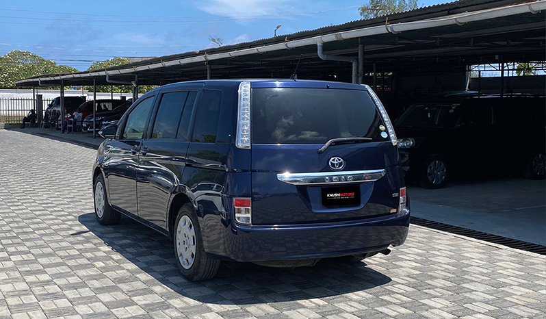 2016 Toyota Isis image-9