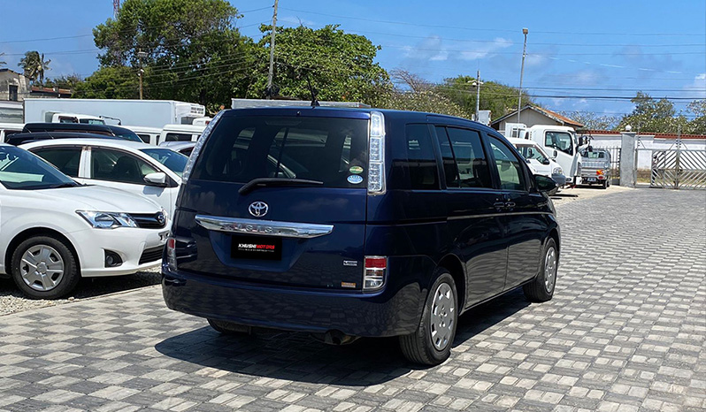 2016 Toyota Isis image-10