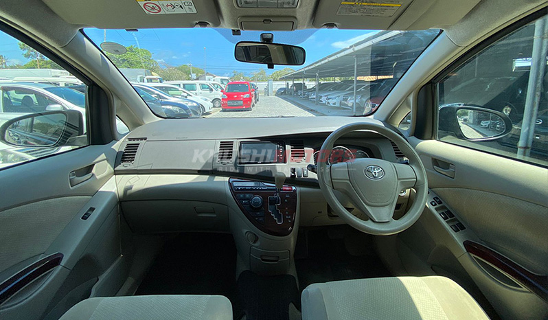 2016 Toyota Isis image-12