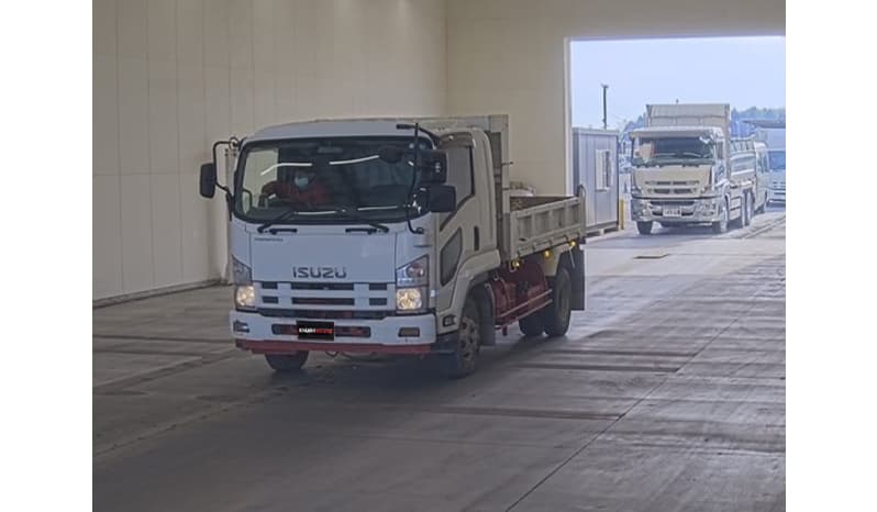 2017 Isuzu Forward image-2