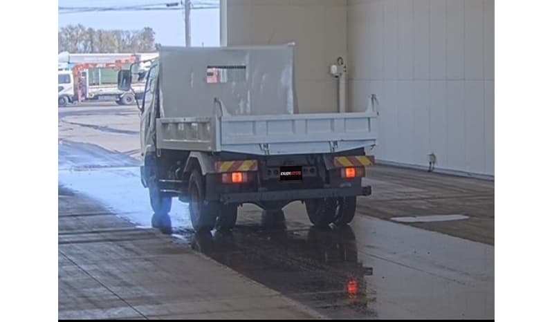 2017 Mitsubishi Fuso image-3