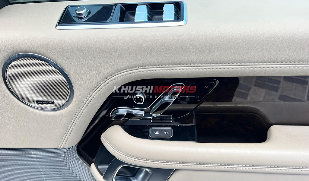 2018 Land Rover Range Rover Vogue image-13