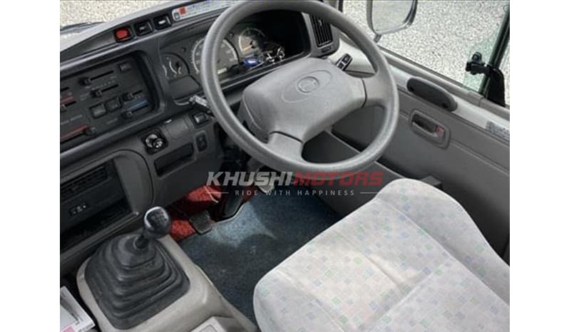 2017 Hino Liesse image-5