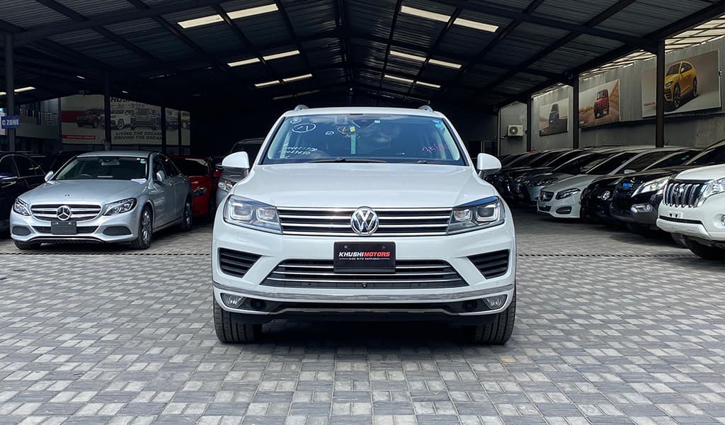 2017 Volkswagen Touareg image-1