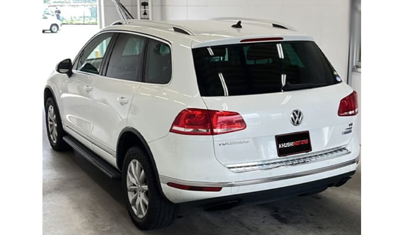 2017 Volkswagen Touareg image-6