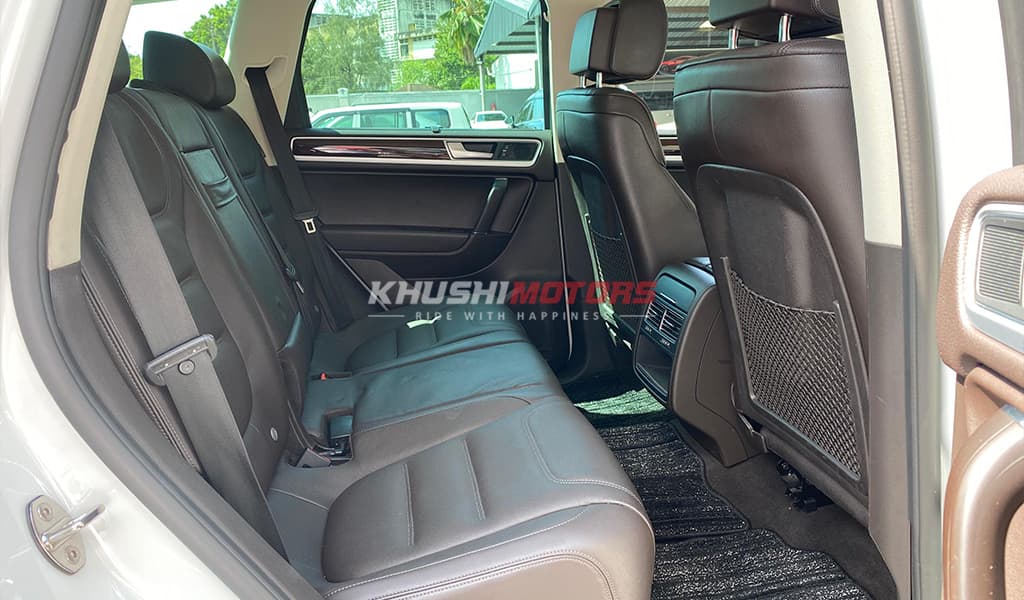 2017 Volkswagen Touareg image-9