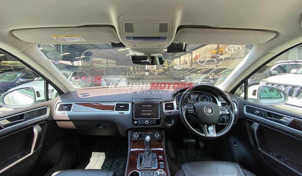 2017 Volkswagen Touareg image-11