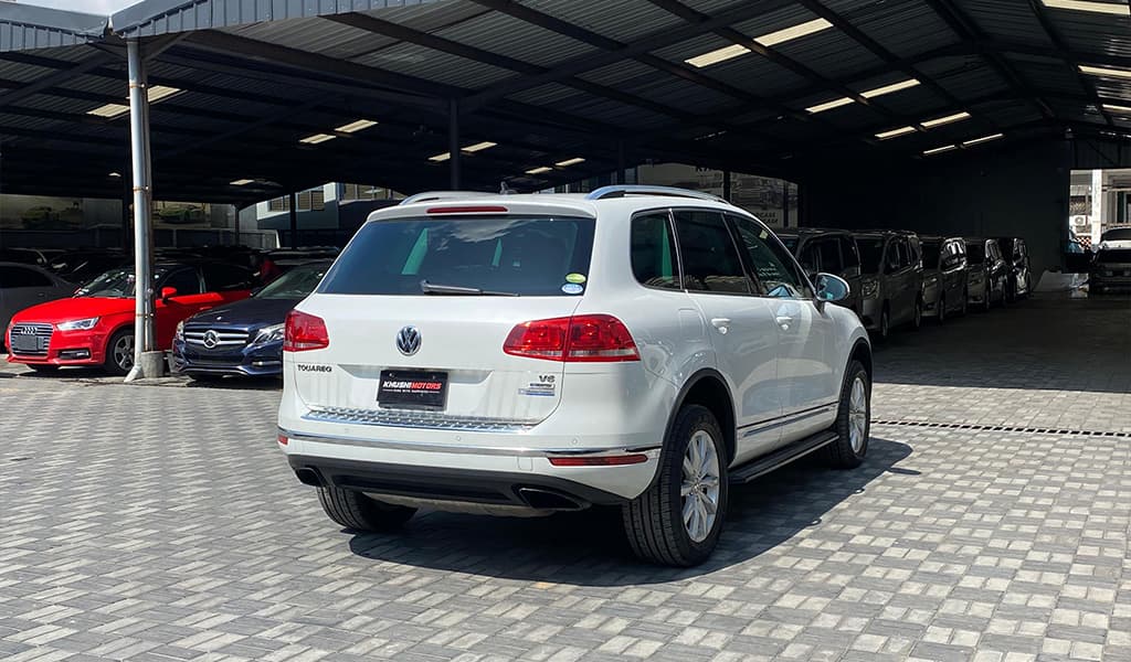 2017 Volkswagen Touareg image-13