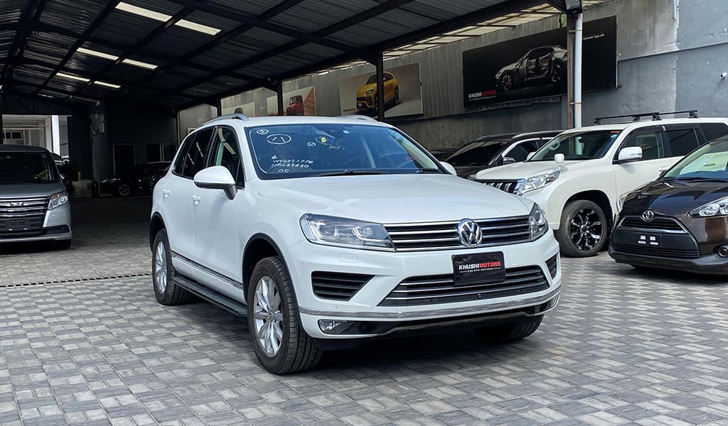 2017 Volkswagen Touareg image-16