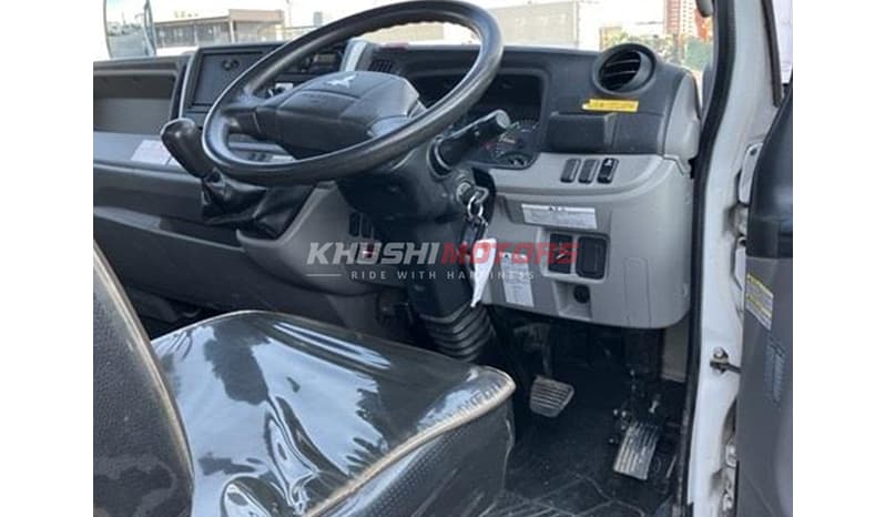 2017 Mitsubishi Canter image-4