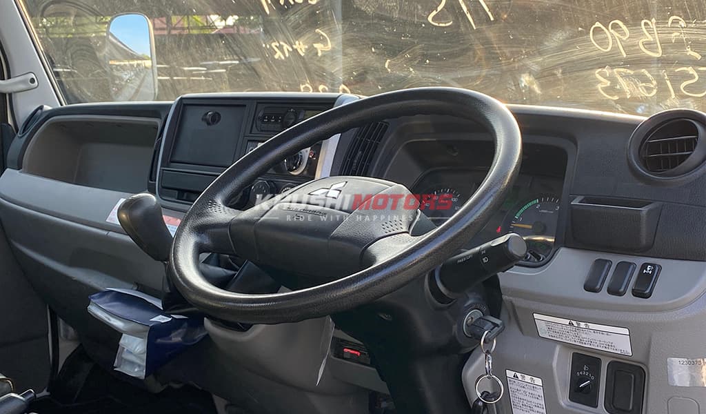 2017 Mitsubishi Canter image-9