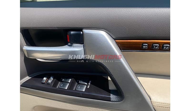 2017 Toyota Land Cruiser image-11
