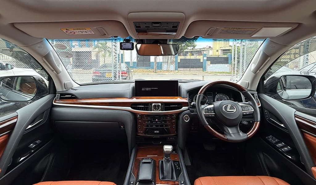 2018 Lexus LX570 image-9