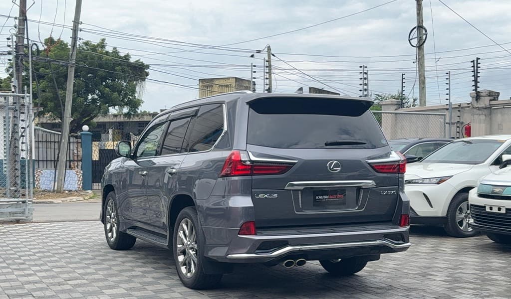 2018 Lexus LX570 image-13