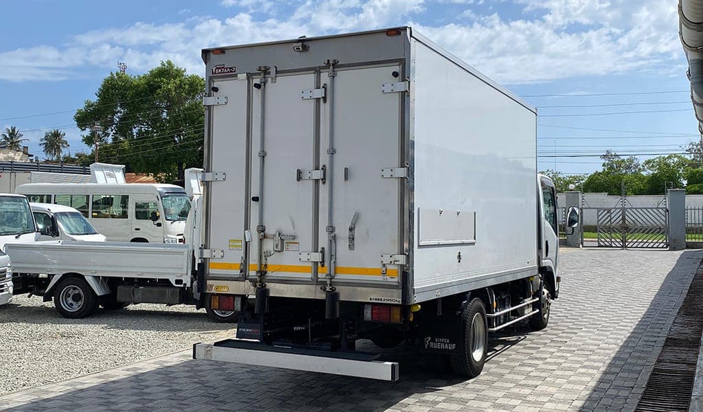2017 Isuzu ELF image-12