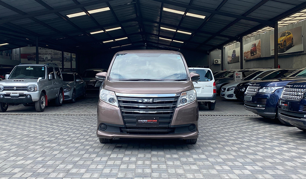 2017 Toyota Noah image-1