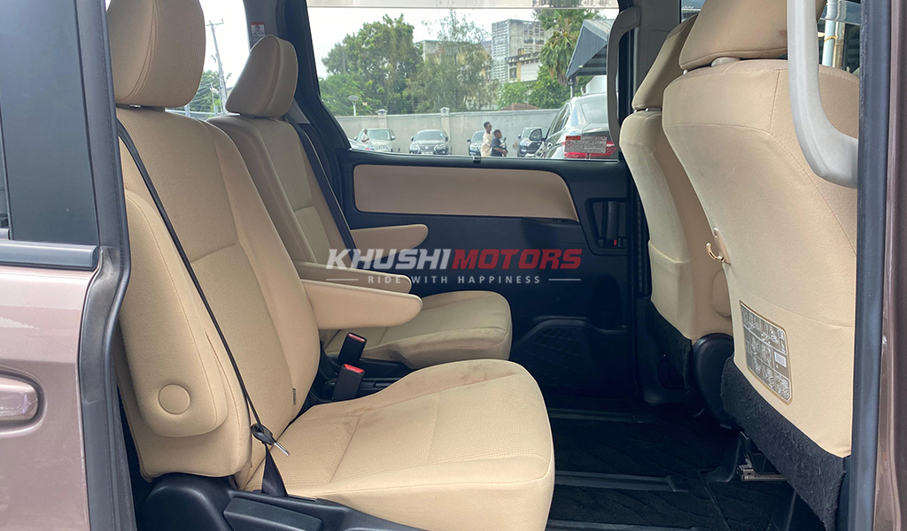 2017 Toyota Noah image-9