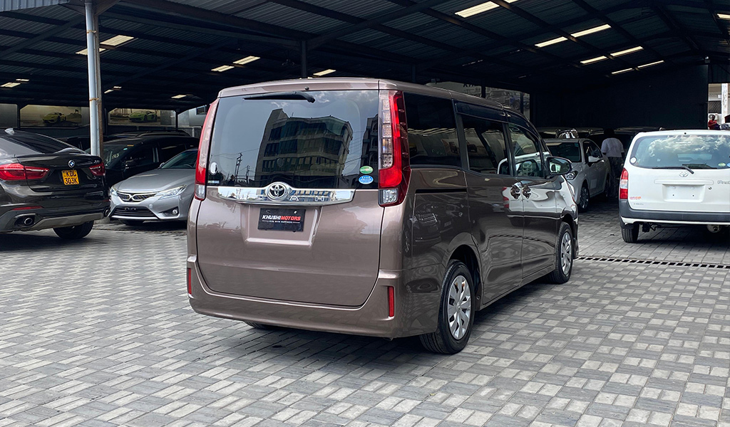 2017 Toyota Noah image-13
