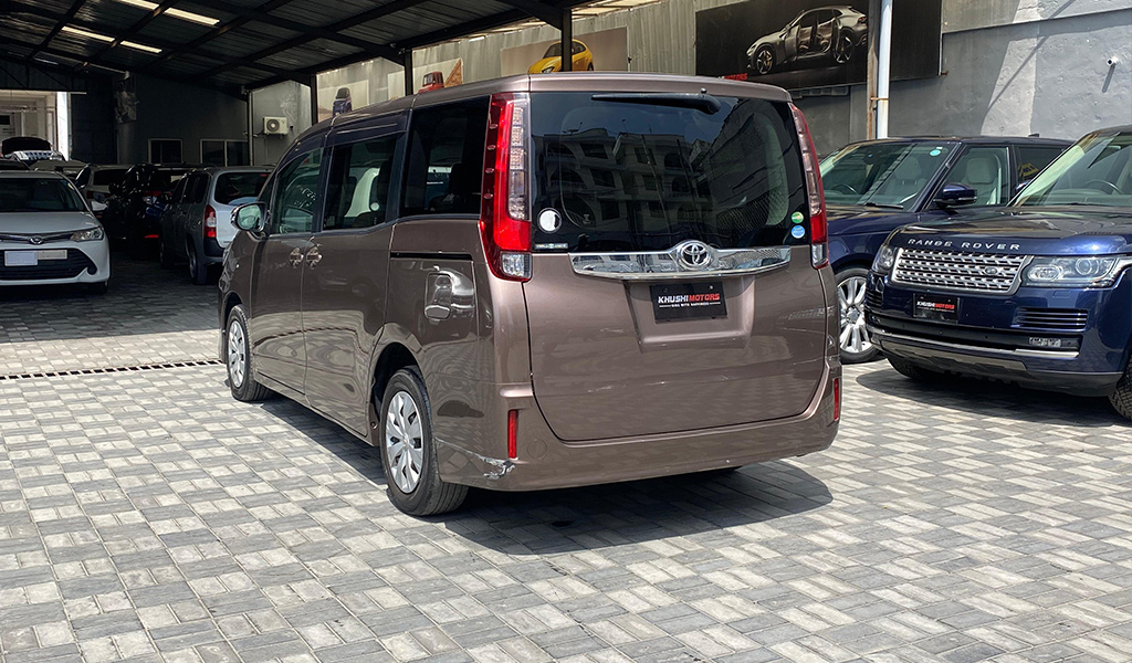2017 Toyota Noah image-14