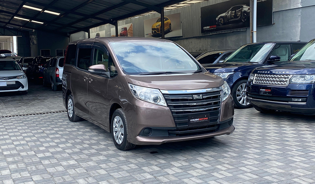 2017 Toyota Noah image-16