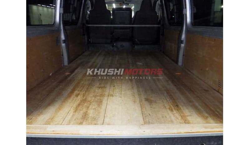 2017 Toyota Hiace image-7