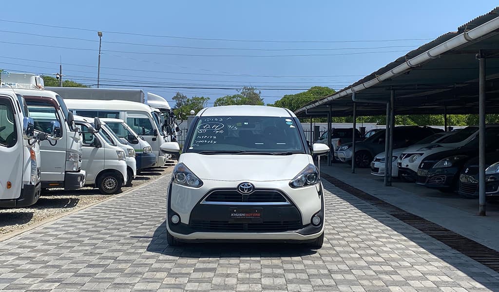 2017 Toyota Sienta image-1