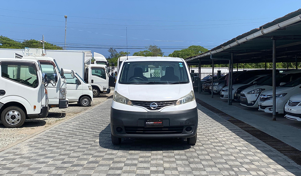 2017 Nissan NV200 image-1