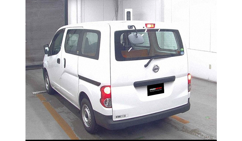 2017 Nissan NV200 image-2