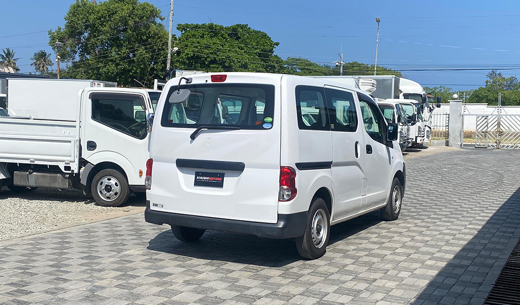 2017 Nissan NV200 image-13