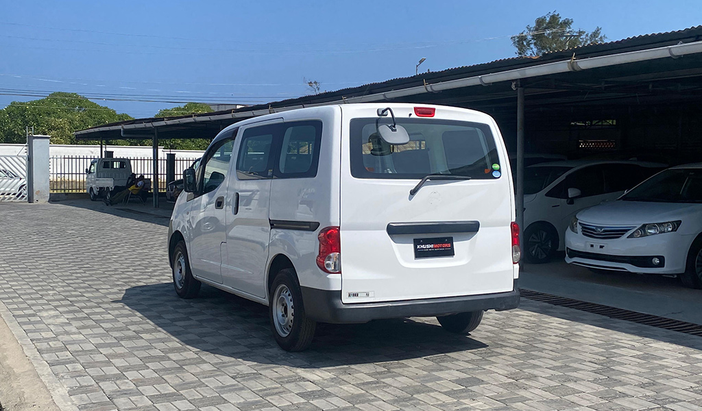 2017 Nissan NV200 image-14