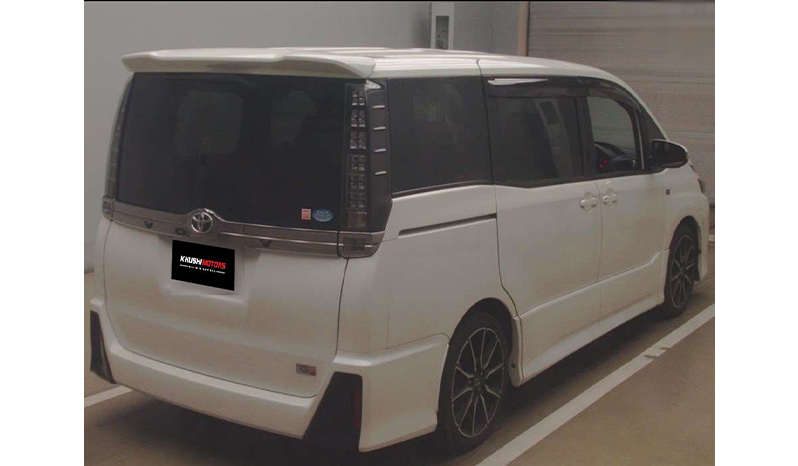 2017 Toyota Voxy image-3