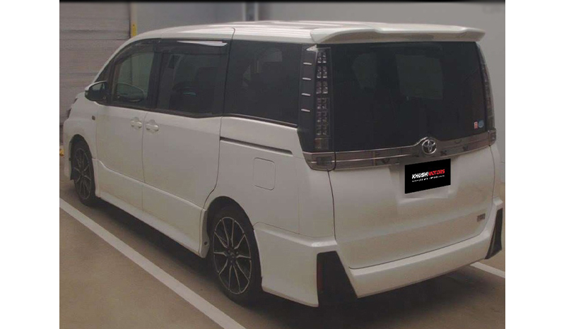 2017 Toyota Voxy image-4