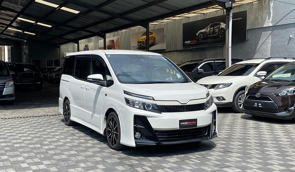 2017 Toyota Voxy image-14