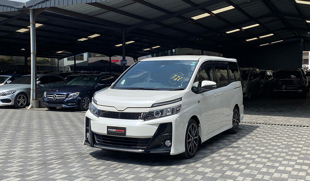2017 Toyota Voxy image-15