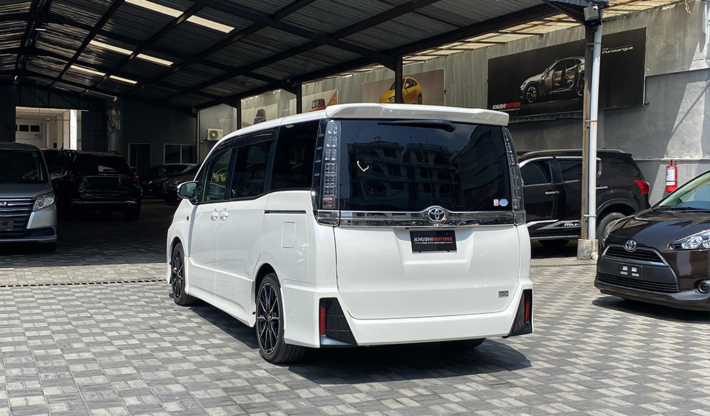 2017 Toyota Voxy image-16