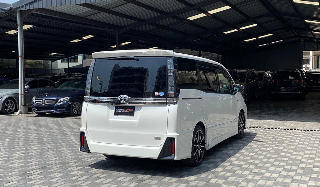 2017 Toyota Voxy image-17